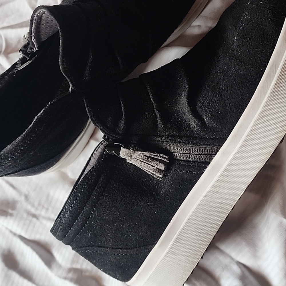 Shoes - Picture 2 of 5